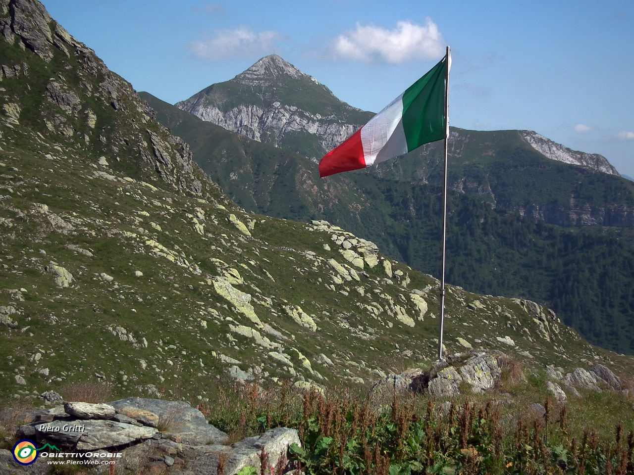 96  la bandiera del bivacco sventola verso il Monte Cavallo....JPG